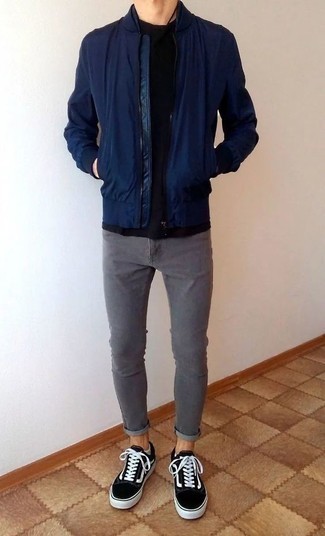 Welche T-Shirts mit einem Rundhalsausschnitt mit grauer enger Jeans zu tragen – 221 Herren Outfits