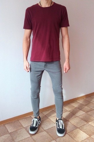 Welche T-Shirts mit einem Rundhalsausschnitt mit grauer enger Jeans zu tragen – 221 Herren Outfits