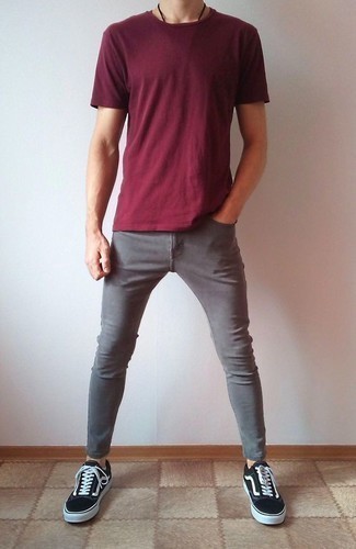 Welche T-Shirts mit einem Rundhalsausschnitt mit grauer enger Jeans zu tragen – 221 Herren Outfits