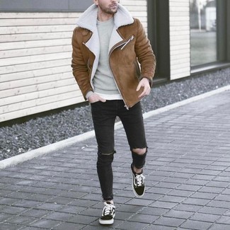 Wie grauen Pullover mit schwarzer Hose zu kombinieren – 78 Lässige Herren Outfits