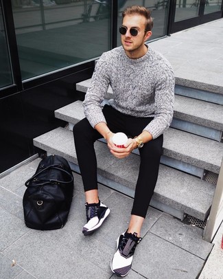 Wie grauen Pullover mit schwarzer Hose zu kombinieren – 78 Lässige Herren Outfits