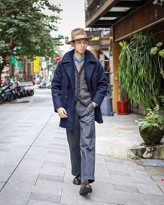 Welche Chinohosen mit grauen Pullunders zu tragen – 45 Herbst Herren Outfits
