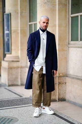 Welche Chinohosen mit grauen Pullunders zu tragen – 45 Herbst Herren Outfits