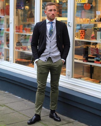 Welche Chinohosen mit grauen Pullunders zu tragen – 45 Herbst Herren Outfits