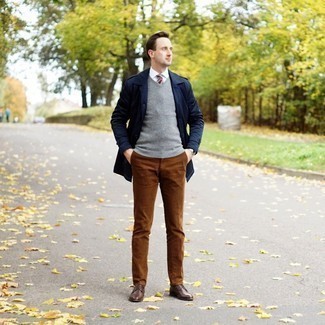 Welche Chinohosen mit grauen Pullunders zu tragen – 45 Herbst Herren Outfits