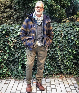 Welche Chinohosen mit grauen Pullunders zu tragen – 45 Herbst Herren Outfits