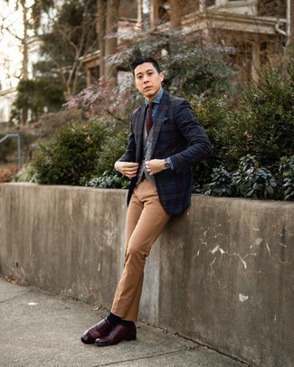 Welche Chinohosen mit grauen Pullunders zu tragen – 45 Herbst Herren Outfits