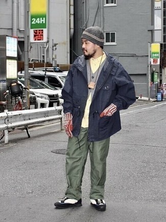 Welche Chinohosen mit grauen Pullunders zu tragen – 45 Herbst Herren Outfits