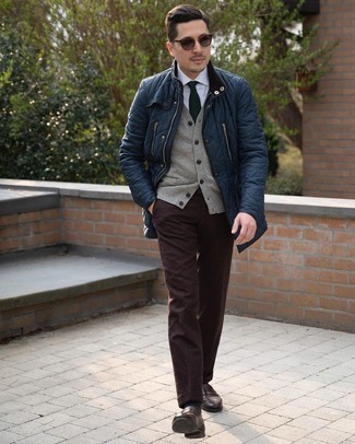 Welche Chinohosen mit grauen Pullunders zu tragen – 45 Herbst Herren Outfits