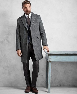 Wie grauen Pullunder mit dunkelbrauner Doppelmonks aus Wildleder zu kombinieren – 3 Herren Outfits
