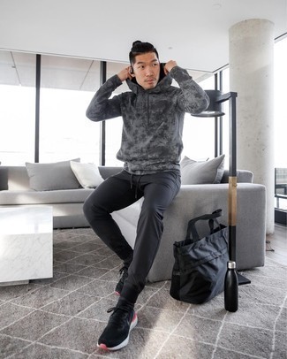 Grauen Mit Batikmuster Pullover mit einem Kapuze kombinieren – 7 Herren Outfits