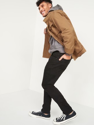 Grauen Mit Batikmuster Pullover mit einem Kapuze kombinieren – 7 Herren Outfits