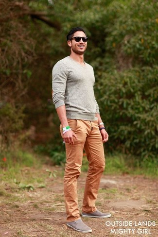 Grauen Pullover mit einem V-Ausschnitt kombinieren – 165 Herren Outfits