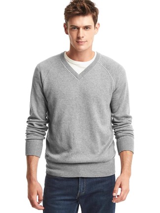 Grauen Pullover mit einem V-Ausschnitt kombinieren – 165 Herren Outfits