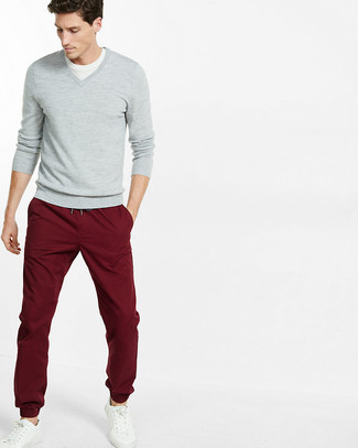 Grauen Pullover mit einem V-Ausschnitt kombinieren – 165 Herren Outfits