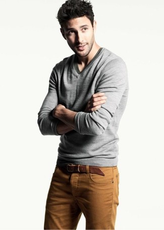 Grauen Pullover mit einem V-Ausschnitt kombinieren – 165 Herren Outfits