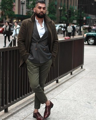 Graues vertikal gestreiftes Zweireiher-Sakko kombinieren – 24 Herren Outfits