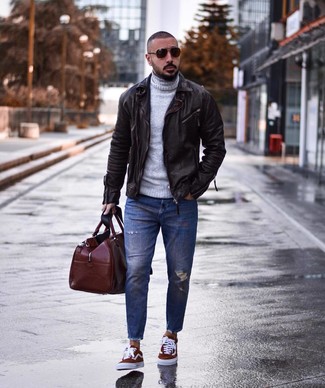 Wie grauen Wollrollkragenpullover mit dunkelbrauner Leder Bikerjacke zu kombinieren – 2 Herren Outfits