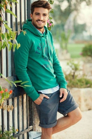 Dunkeltürkise Shorts kombinieren – 229 Herren Outfits warm Wetter: Ein grüner bedruckter Pullover mit einem Kapuze und dunkeltürkise Shorts sind eine ideale Outfit-Formel für Ihre Sammlung.