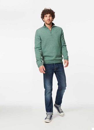 grüner Pullover mit einem Reißverschluss am Kragen, dunkelblaue Jeans, dunkelblaue und weiße Segeltuch niedrige Sneakers für Herren
