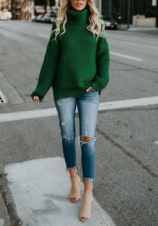 Mintgrünen Pullover kombinieren – 79 Damen Outfits: Entscheiden Sie sich für einen mintgrünen Pullover und blauen enge Jeans mit Destroyed-Effekten - mehr brauchen Sie nicht, um einen Alltags-Look zu erzielen. Heben Sie dieses Ensemble mit hellbeige Leder Pantoletten hervor.