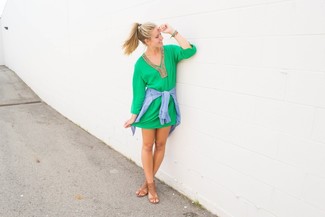Dunkelbraune Sandalen kombinieren – 342 Damen Outfits: Diese Kombination aus einem grünen Freizeitkleid und einem hellblauen Jeanshemd bietet die ideale Balance zwischen schlichtem Tomboy-Look und zeitgenössische Stil. Fühlen Sie sich ideenreich? Komplettieren Sie Ihr Outfit mit dunkelbraunen Sandalen.