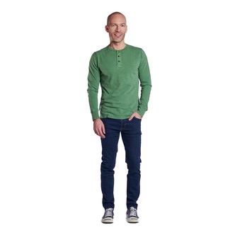 Grünes Langarmshirt mit einer Knopfleiste kombinieren – 5 Herren Outfits: Kombinieren Sie ein grünes Langarmshirt mit einer Knopfleiste mit dunkelblauen Jeans, um einen lockeren, aber dennoch stylischen Look zu erhalten. Dunkelblaue Segeltuch niedrige Sneakers sind eine ideale Wahl, um dieses Outfit zu vervollständigen.