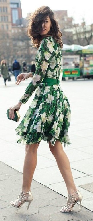 Grünes Skaterkleid mit Blumenmuster kombinieren – 2 Damen Outfits: Wahlen Sie ein grünes Skaterkleid mit Blumenmuster, um einen stilsicheren Freizeit-Look zu erzeugen. Komplettieren Sie Ihr Outfit mit goldenen Leder Pumps mit Ausschnitten.