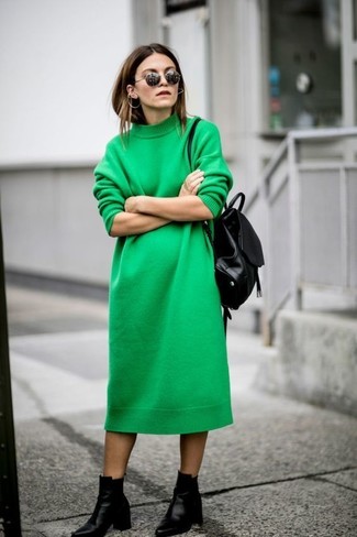 Grünes Sweatkleid kombinieren – 2 Damen Outfits: Wahlen Sie ein grünes Sweatkleid für einen bequemen Alltags-Look, das außerdem gut zusammen passt. Komplettieren Sie Ihr Outfit mit schwarzen Leder Stiefeletten.