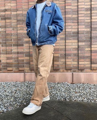 20 Jährige: Blaue Jacke kombinieren – 500+ Casual Herren Outfits warm Wetter: Kombinieren Sie eine blaue Jacke mit einer beige Chinohose für einen bequemen Alltags-Look. Fühlen Sie sich mutig? Vervollständigen Sie Ihr Outfit mit weißen Leder niedrigen Sneakers.