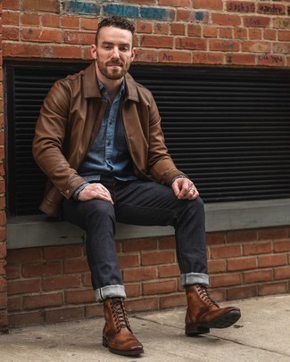 Braune Harrington-Jacke kombinieren – 294 Herren Outfits: Vereinigen Sie eine braune Harrington-Jacke mit dunkelgrauen Jeans für ein sonntägliches Mittagessen mit Freunden. Entscheiden Sie sich für braunen Brogue Stiefel aus Leder, um Ihr Modebewusstsein zu zeigen.