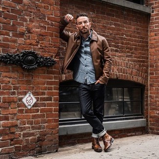 30 Jährige: Wie schwarze Hose mit brauner Schuhe zu kombinieren – 500+ Herren Outfits warm Wetter: Kombinieren Sie eine braune Harrington-Jacke mit einer schwarzen Hose für einen bequemen Alltags-Look. Fühlen Sie sich ideenreich? Ergänzen Sie Ihr Outfit mit einer braunen Lederfreizeitstiefeln.