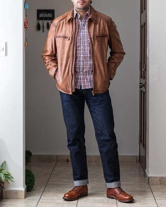 braune Harrington-Jacke, rosa Langarmhemd mit Vichy-Muster, dunkelblaue Jeans, braune Lederfreizeitstiefel für Herren