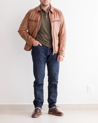 Braune Leder Brogues kombinieren – 500+ Herren Outfits: Kombinieren Sie eine braune Harrington-Jacke mit dunkelblauen Jeans für ein Alltagsoutfit, das Charakter und Persönlichkeit ausstrahlt. Fühlen Sie sich mutig? Vervollständigen Sie Ihr Outfit mit braunen Leder Brogues.