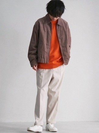 20 Jährige: Orange Pullover mit einem Rundhalsausschnitt kombinieren – 21 Frühling Herren Outfits: Kombinieren Sie einen orange Pullover mit einem Rundhalsausschnitt mit einer hellbeige Chinohose für ein bequemes Outfit, das außerdem gut zusammen passt. Warum kombinieren Sie Ihr Outfit für einen legereren Auftritt nicht mal mit weißen Segeltuch niedrigen Sneakers? Schon haben wir ein trendiger Look im Frühling.