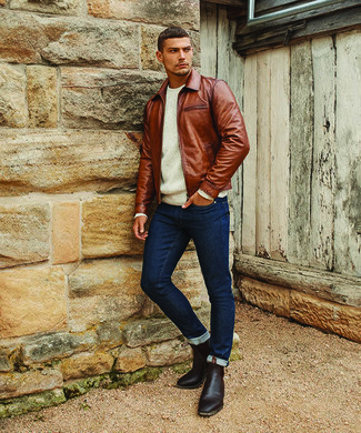 Braune Harrington-Jacke kombinieren – 294 Herren Outfits: Entscheiden Sie sich für eine braune Harrington-Jacke und dunkelblauen enge Jeans für ein großartiges Wochenend-Outfit. Setzen Sie bei den Schuhen auf die klassische Variante mit dunkelbraunen Chelsea Boots aus Leder.