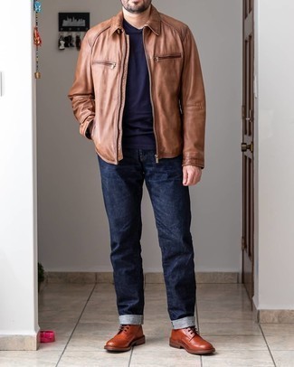 Braune Harrington-Jacke kombinieren – 294 Herren Outfits: Kombinieren Sie eine braune Harrington-Jacke mit dunkelblauen Jeans, um einen lockeren, aber dennoch stylischen Look zu erhalten. Heben Sie dieses Ensemble mit rotbraunen Brogue Stiefeln aus Leder hervor.
