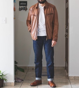Braune Harrington-Jacke kombinieren – 294 Herren Outfits: Erwägen Sie das Tragen von einer braunen Harrington-Jacke und dunkelblauen Jeans für ein bequemes Outfit, das außerdem gut zusammen passt. Fühlen Sie sich ideenreich? Wählen Sie eine braune Lederfreizeitstiefel.