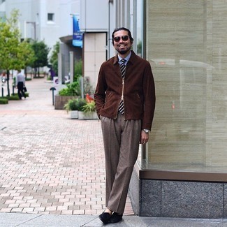 Wollanzughose kombinieren – 500+ Herren Outfits: Kombinieren Sie eine dunkelbraune Harrington-Jacke aus Wildleder mit einer Wollanzughose für Ihren Bürojob. Dieses Outfit passt hervorragend zusammen mit schwarzen Wildleder Slippern mit Quasten.