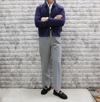 Dunkelblaue Harrington-Jacke kombinieren – 203 Herren Outfits: Kombinieren Sie eine dunkelblaue Harrington-Jacke mit einer grauen Anzughose für einen stilvollen, eleganten Look. Ergänzen Sie Ihr Look mit schwarzen Wildleder Slippern.