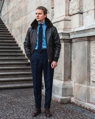 Wie blaues Businesshemd mit dunkelblauer Anzughose zu kombinieren – 77 Herren Outfits: Kombinieren Sie ein blaues Businesshemd mit einer dunkelblauen Anzughose für eine klassischen und verfeinerte Silhouette. Dunkelbraune Leder Oxford Schuhe sind eine gute Wahl, um dieses Outfit zu vervollständigen.