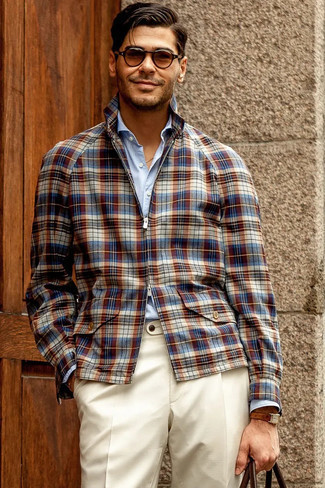 Wie Anzughose mit Harrington-Jacke zu kombinieren – 67 Herren Outfits: Kombinieren Sie eine Harrington-Jacke mit einer Anzughose für eine klassischen und verfeinerte Silhouette.