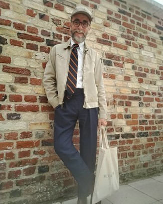 50 Jährige: Outfits Herren 2024: Entscheiden Sie sich für eine hellbeige Harrington-Jacke und eine dunkelblaue Anzughose, um vor Klasse und Perfektion zu strotzen. Vervollständigen Sie Ihr Look mit dunkelbraunen Leder Slippern.