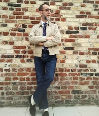 50 Jährige: Outfits Herren 2024: Die Paarung aus einer hellbeige Harrington-Jacke und dunkelblauen Jeans ist eine komfortable Wahl, um Besorgungen in der Stadt zu erledigen.