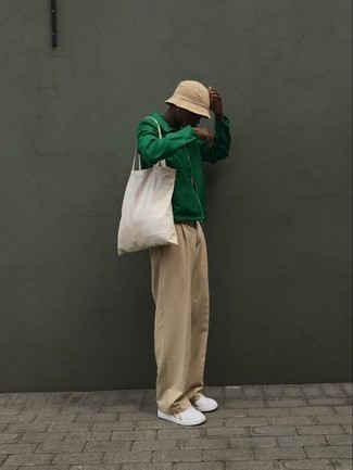 Weiße Shopper Tasche aus Segeltuch kombinieren – 500+ Herren Outfits: Tragen Sie eine grüne Harrington-Jacke und eine weiße Shopper Tasche aus Segeltuch für einen entspannten Wochenend-Look. Weiße Segeltuch niedrige Sneakers bringen Eleganz zu einem ansonsten schlichten Look.