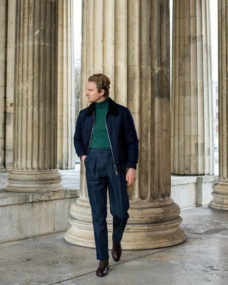 dunkelblaue Harrington-Jacke, dunkelgrüner Rollkragenpullover, dunkelblaue Anzughose, dunkelbraune Leder Oxford Schuhe für Herren
