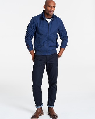 Dunkelblaue Harrington-Jacke kombinieren – 72 Smart-Casual Herren Outfits: Kombinieren Sie eine dunkelblaue Harrington-Jacke mit dunkelblauen Jeans für ein Alltagsoutfit, das Charakter und Persönlichkeit ausstrahlt. Vervollständigen Sie Ihr Outfit mit braunen Chelsea Boots aus Leder, um Ihr Modebewusstsein zu zeigen.