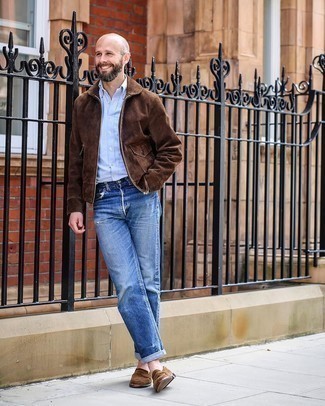 30 Jährige: Welche Slipper mit blauer Jeans zu tragen – 500+ Herren Outfits: Tragen Sie eine dunkelbraune Harrington-Jacke aus Wildleder und blauen Jeans für ein Alltagsoutfit, das Charakter und Persönlichkeit ausstrahlt. Fühlen Sie sich mutig? Entscheiden Sie sich für Slipper.