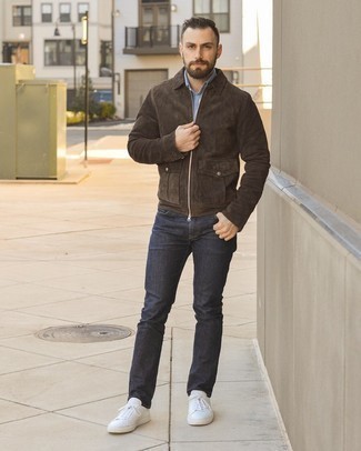 Braune Harrington-Jacke aus Wildleder kombinieren – 77 Herren Outfits: Paaren Sie eine braune Harrington-Jacke aus Wildleder mit dunkelgrauen Jeans für einen bequemen Alltags-Look. Weiße Leder niedrige Sneakers sind eine großartige Wahl, um dieses Outfit zu vervollständigen.
