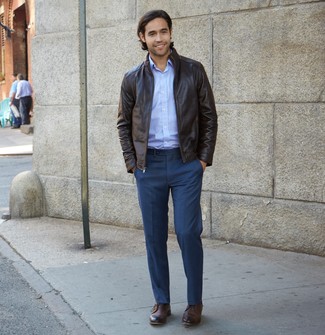 Harrington-Jacke kombinieren – 500+ Smart-Casual Herren Outfits: Kombinieren Sie eine Harrington-Jacke mit einer dunkelblauen Anzughose, um vor Klasse und Perfektion zu strotzen. Fühlen Sie sich ideenreich? Ergänzen Sie Ihr Outfit mit dunkelbraunen Chukka-Stiefeln aus Leder.